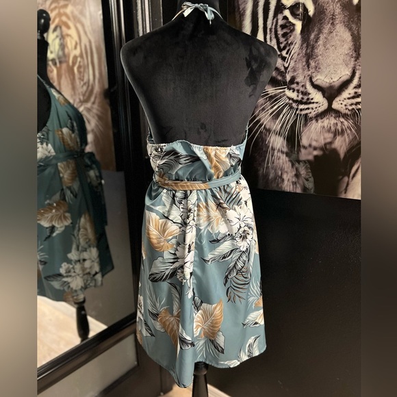 🔥3 for $25🔥 GRAY WITH FLOWERS SUPER CUTE DRESS WITH SASH. SZ 1X - Picture 3 of 7